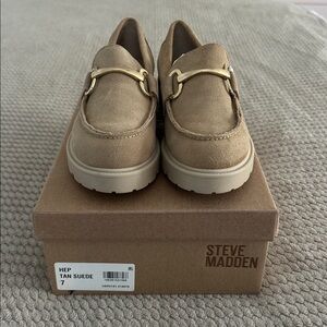BNWT Immaculate Steve Madden Beige Suede Loafers with Gold Detail